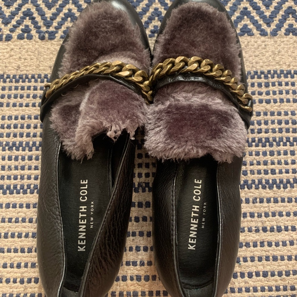 Kenneth Cole black loafers with gray fur and gold chain. Super cute and unique